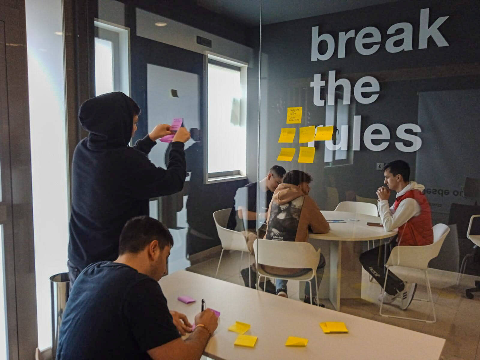 Encuentro de estudiantes y emprendedores en el coworking de A Pobra.