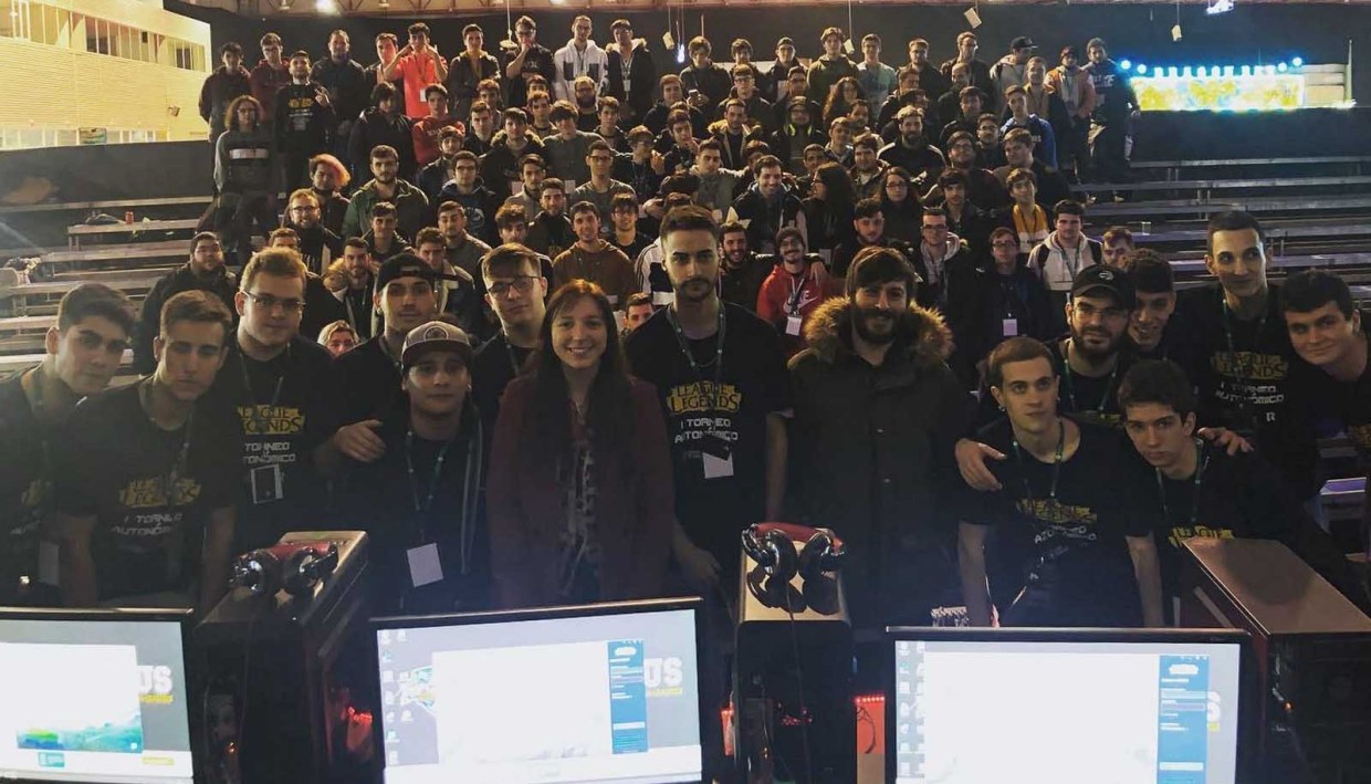 Participantes y organización reunidos en la final del torneo autonómico de League of Legends.