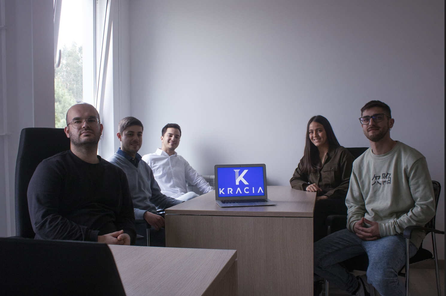 El equipo de Kracia reunido en su oficina.