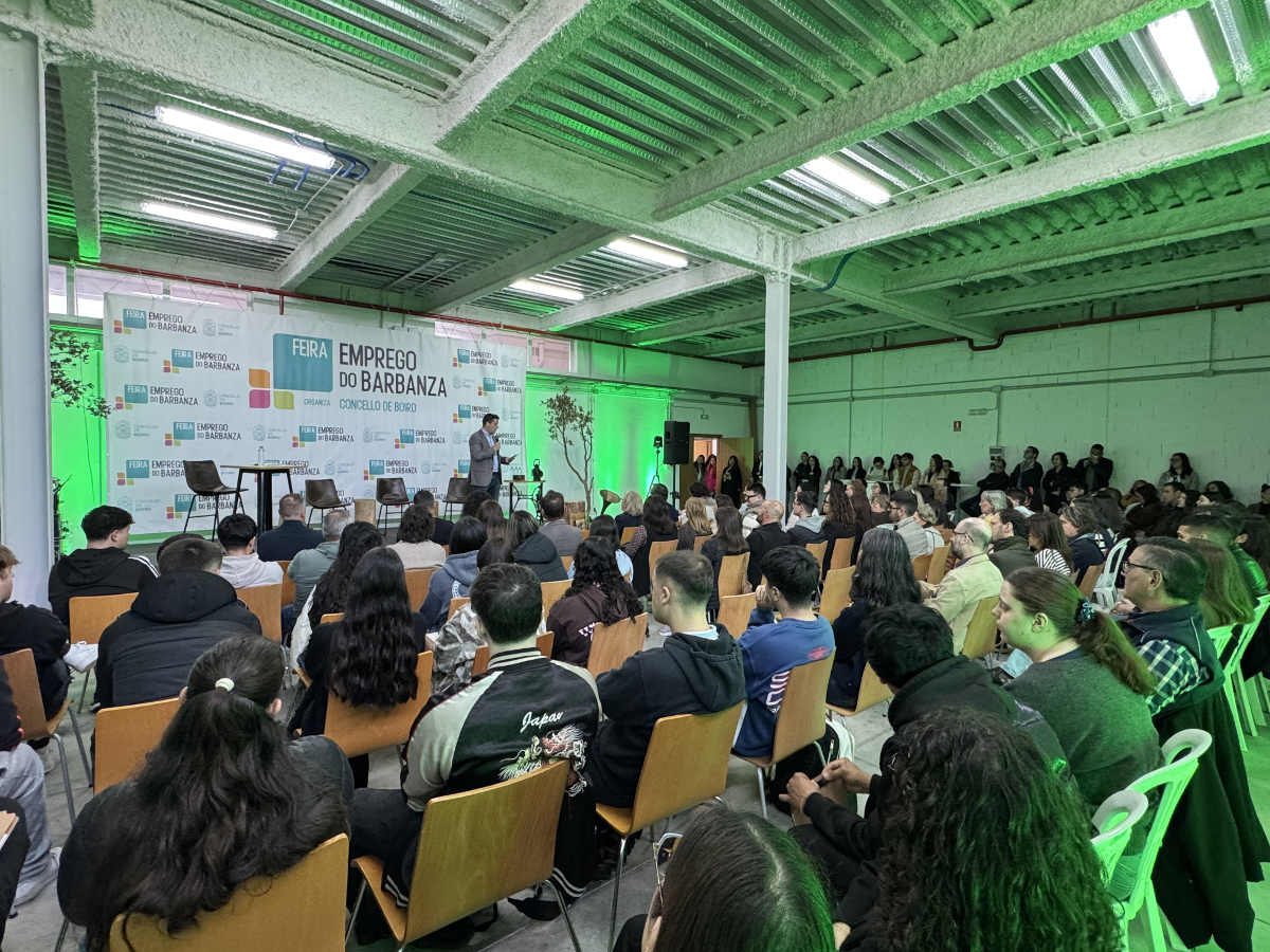 Público asistente a la tercera Feira de Emprego do Barbanza en Boiro.