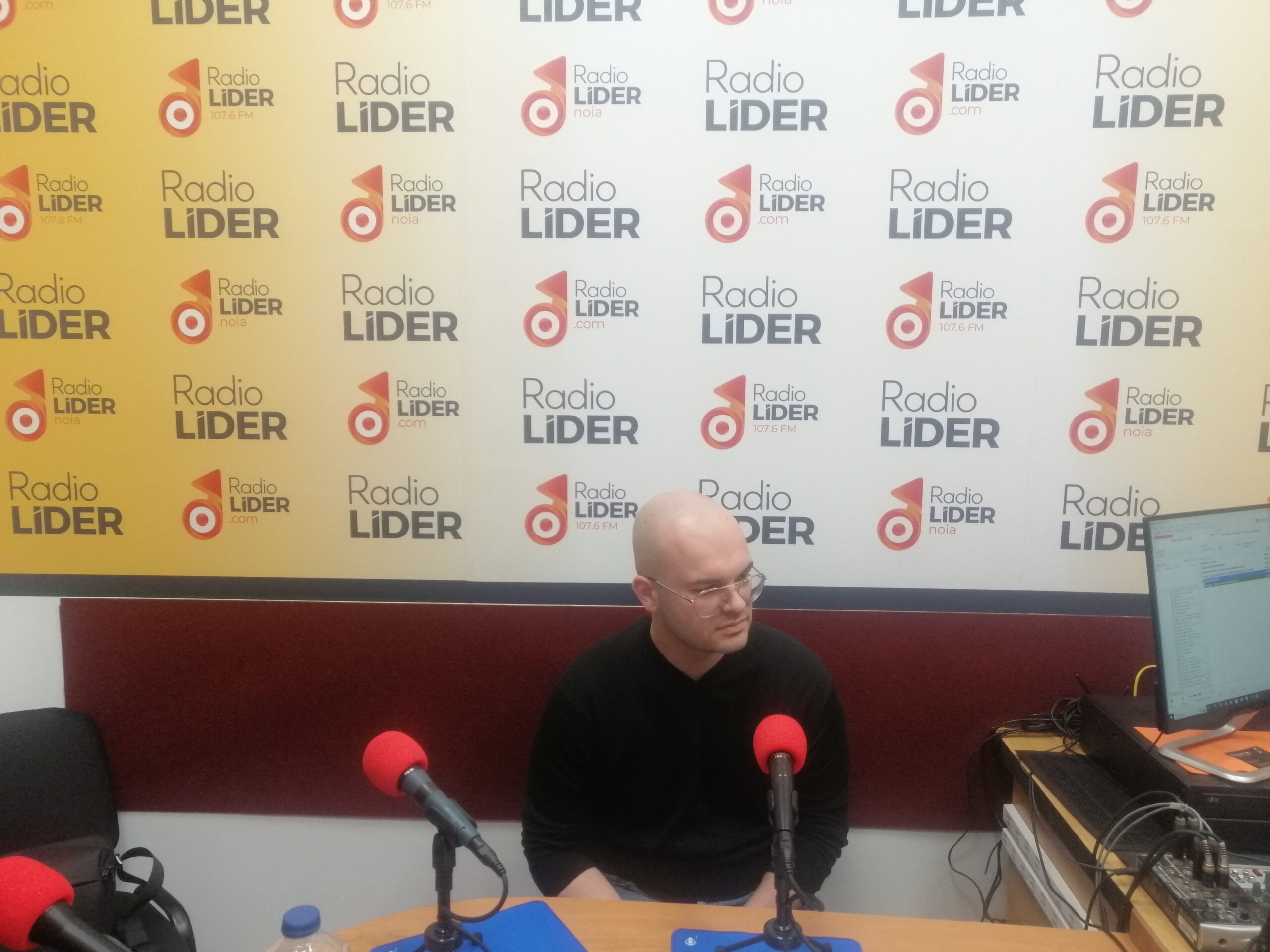Antón Freire durante su entrevista en Radio Líder Noia.