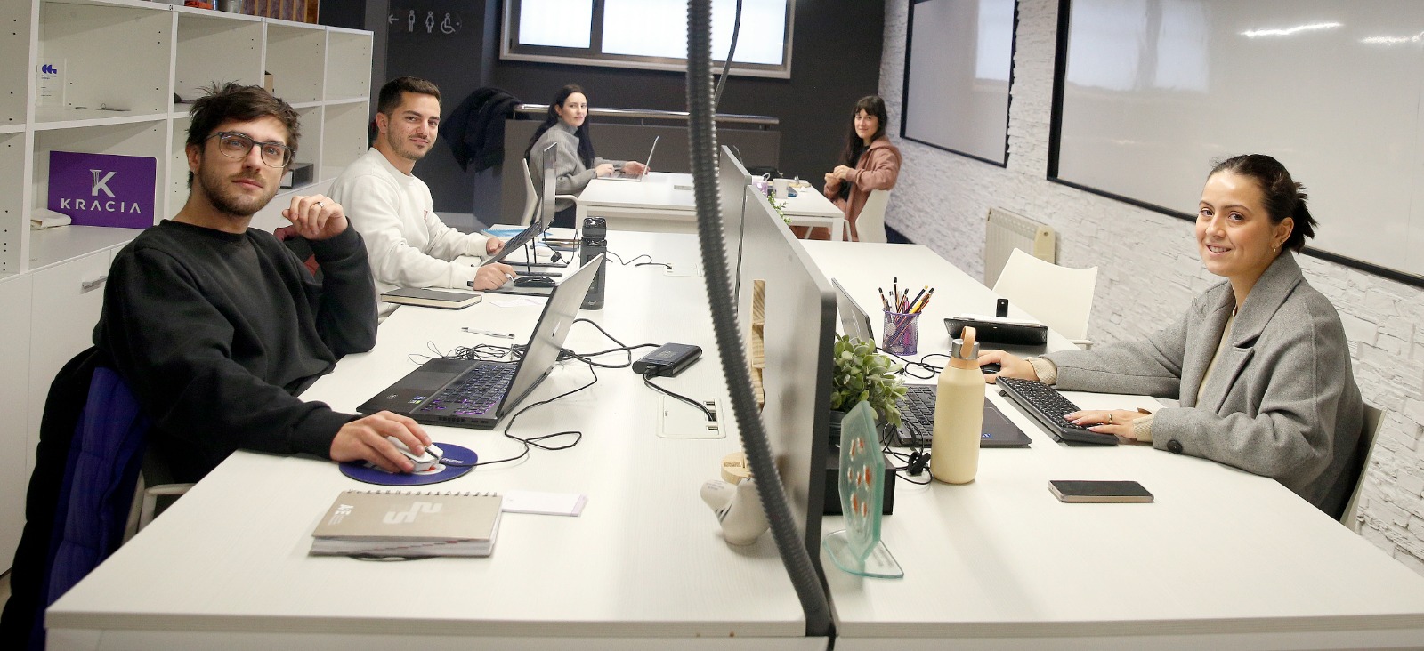 Personas trabajando en el coworking de A Pobra.