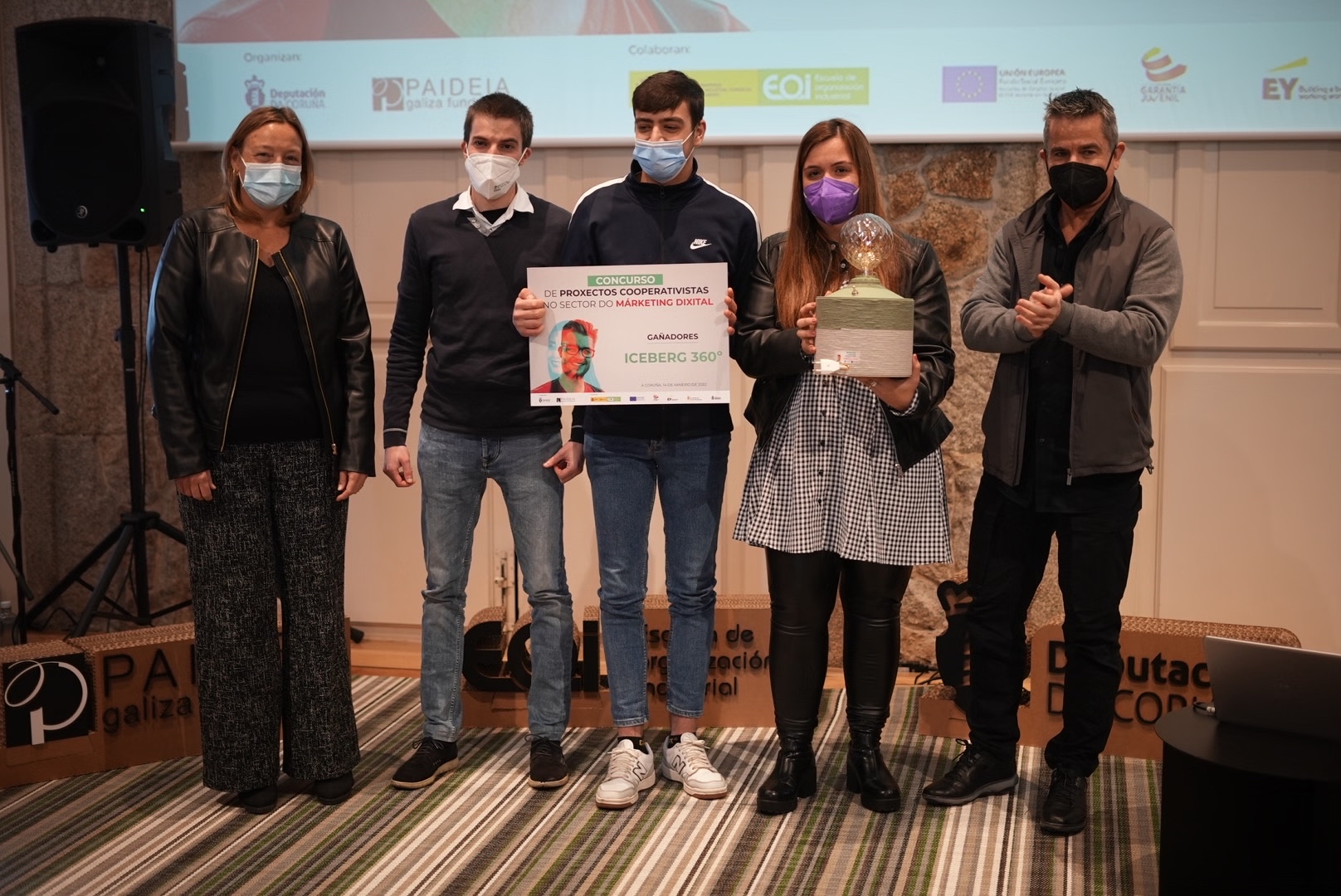 Entrega del premio del concurso de proyectos cooperativistas a Kracia.