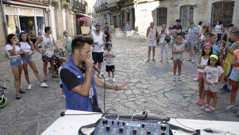 Actividad musical y equipo de sonido en el primer Festival O Peregrino en Noia.