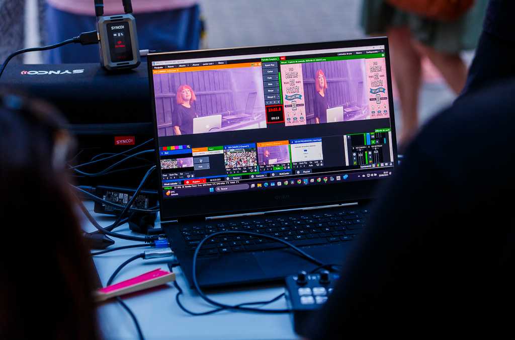 Un portátil muestra un programa de edición de vídeo.