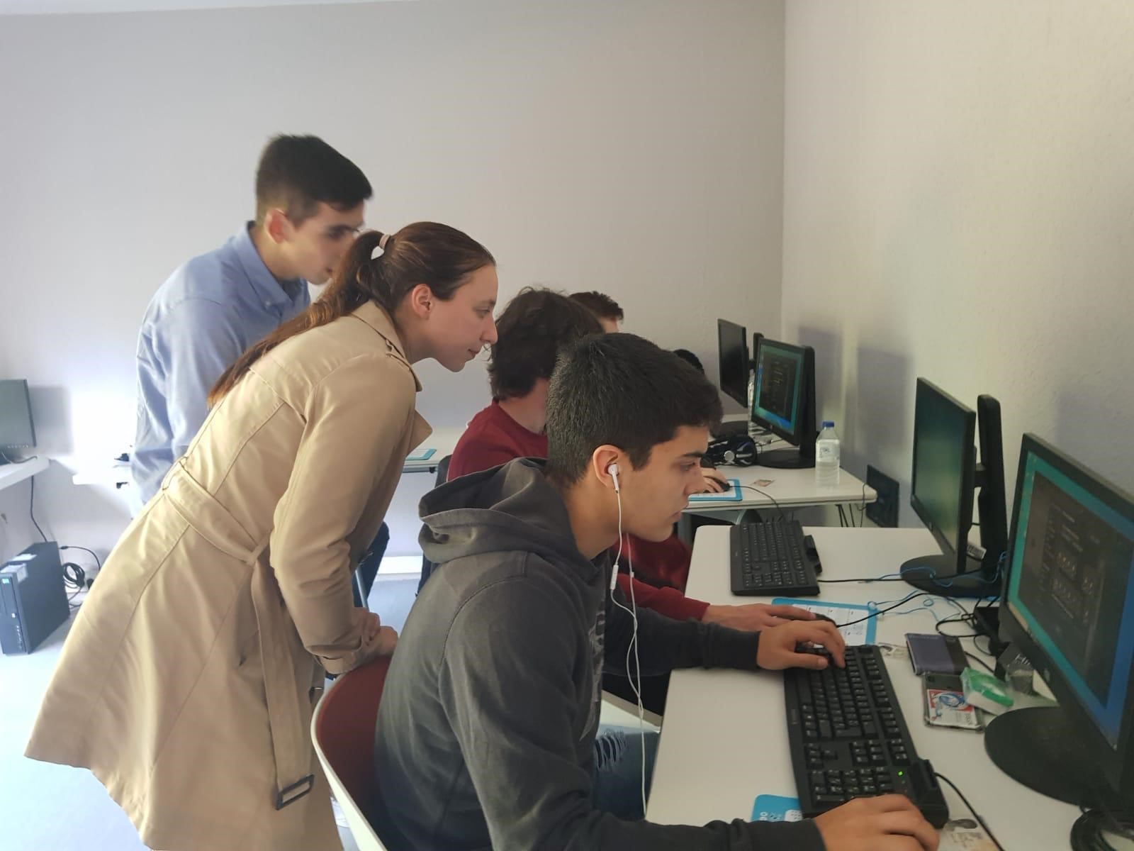 Jugadores durante el arranque del torneo de League of Legends en el Espazo Xove de Lalín.