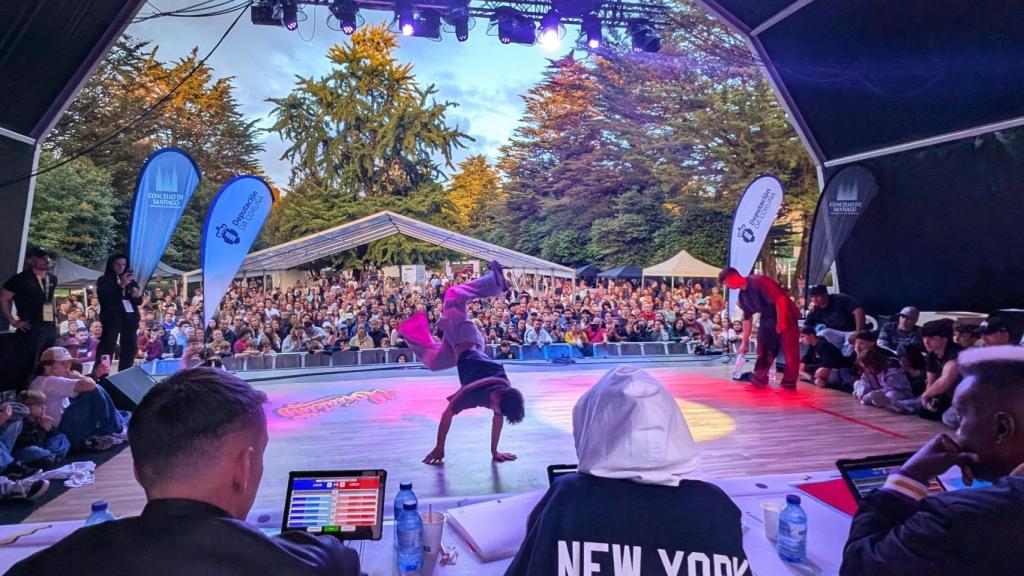 Compostela Street desde el escenario, con la competición, el equipo y el público