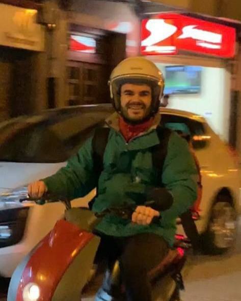 Antón con casco, sobre la moto durante su etapa como repartidor