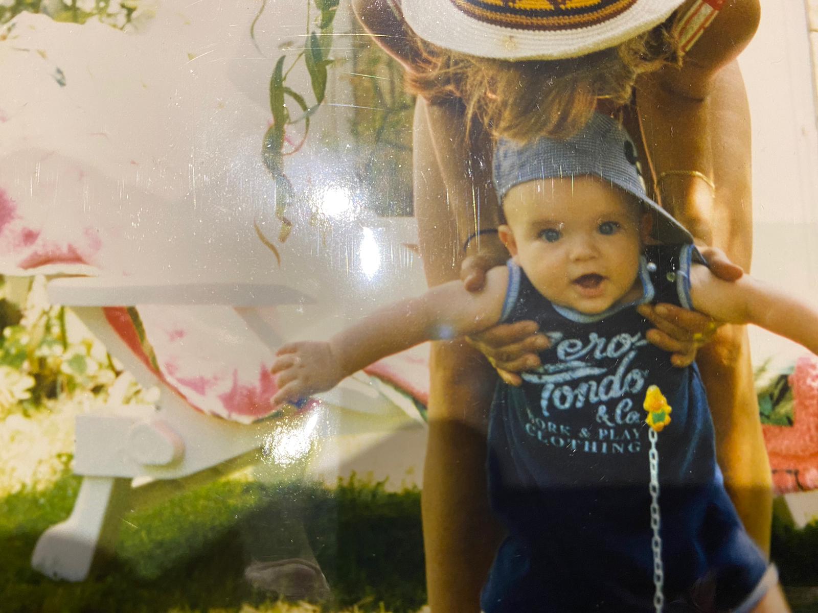 De bebé con una gorra azul