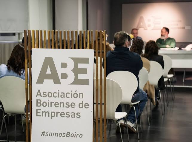 Encuentro de la Asociación Boirense de Empresas, con su cartel y los asistentes
