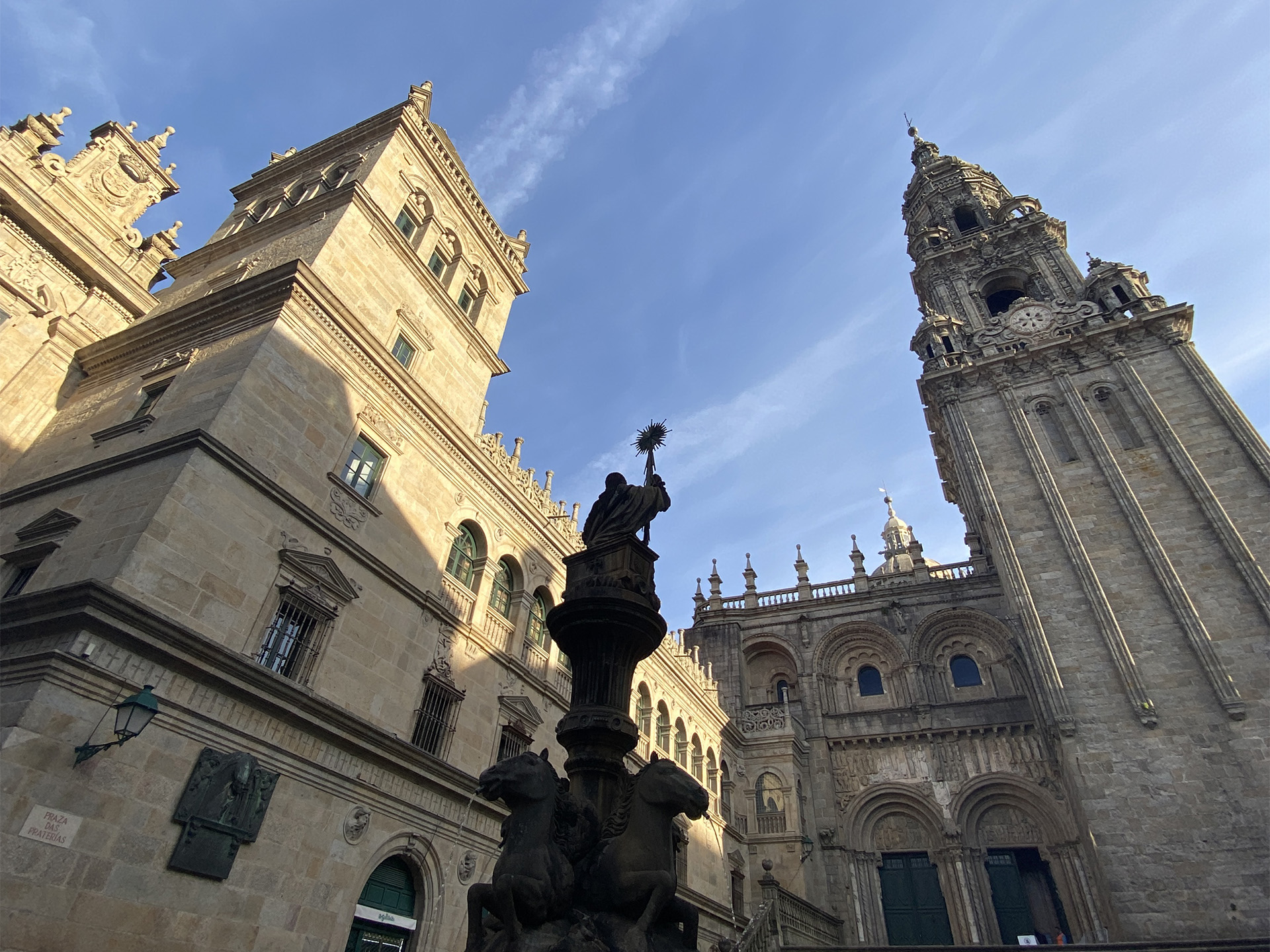 La catedral de Santiago y la fuente de la plaza de Praterías